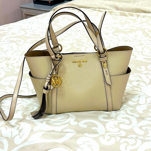 Michael Kors Handbags - MK Purse saffiano tote